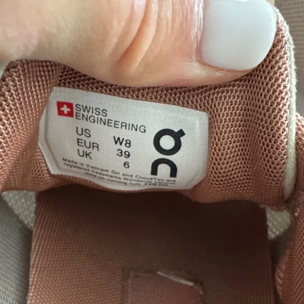 On Running Women's Athletic Shoes - Picture 8 of 8